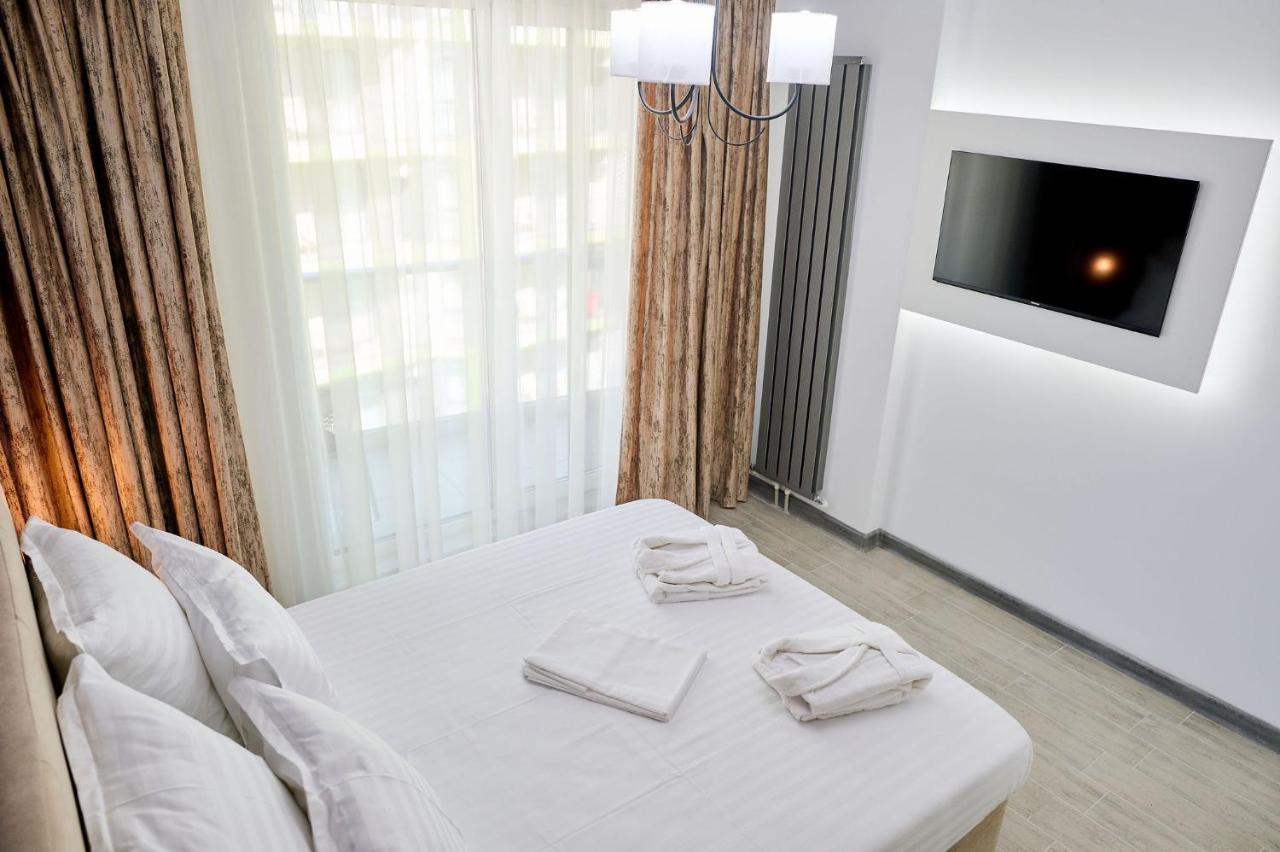 Seascape N Pool Mamaia